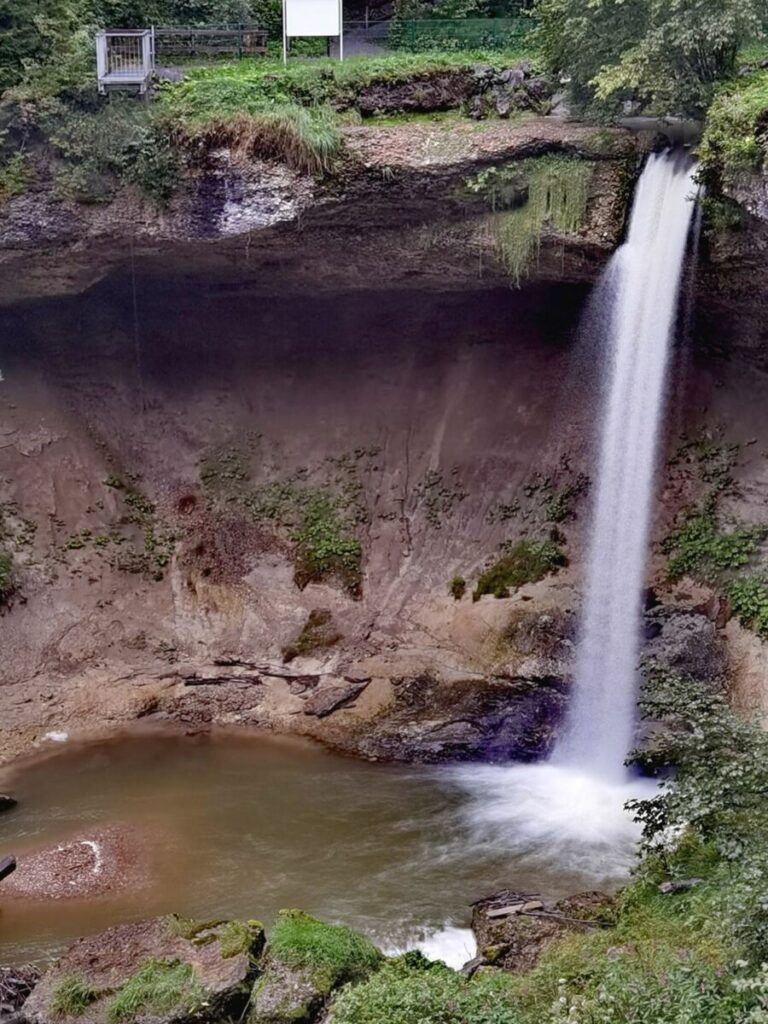 Scheidegger Wasserfälle - Blick auf den Großen Scheidegger Wasserfall, oben links im Bild ist die Aussichtsplattform