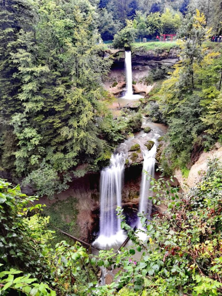 Scheidegger Wasserfälle - das ist der Blick von einem der Aussichtspunkte auf den Großen Scheidegger Wasserfall