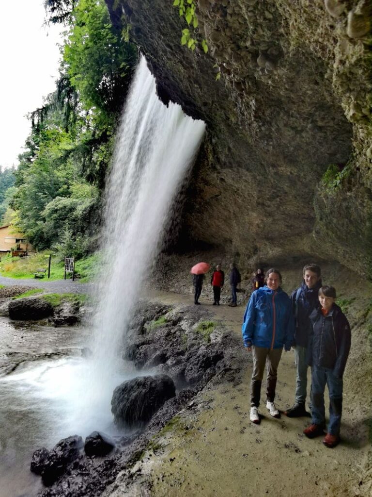 Erster Stopp auf unserer Scheidegger Wasserfälle Wanderung - beim oberen Wasserfall kannst du hinter dem Wasserfall wandern!