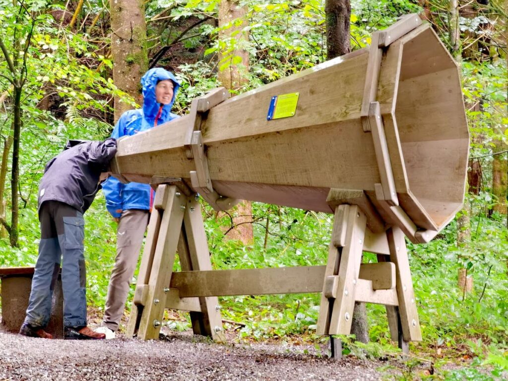 Scheidegger Wasserfälle Wanderung mit Kindern - kurze Pause am Hörrohr