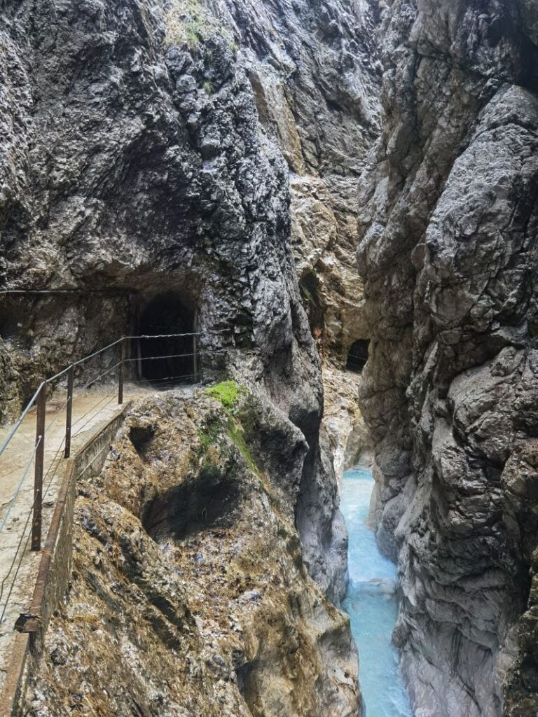 Naturwunder Deutschland: Die schmalen Schluchten in Garmisch Partenkirchen, umgeben von meterhohen Felsen