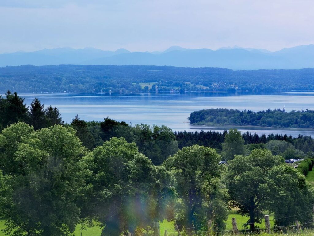 Naturwunder nahe München - die Ilkahöhe mit Blick auf den Starnberger See und die Alpen