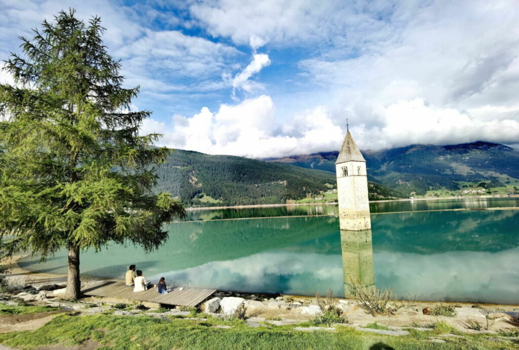 Naturwunder Italien - der Reschensee mit dem Kirchturm im See, eigentlich ein Stausee