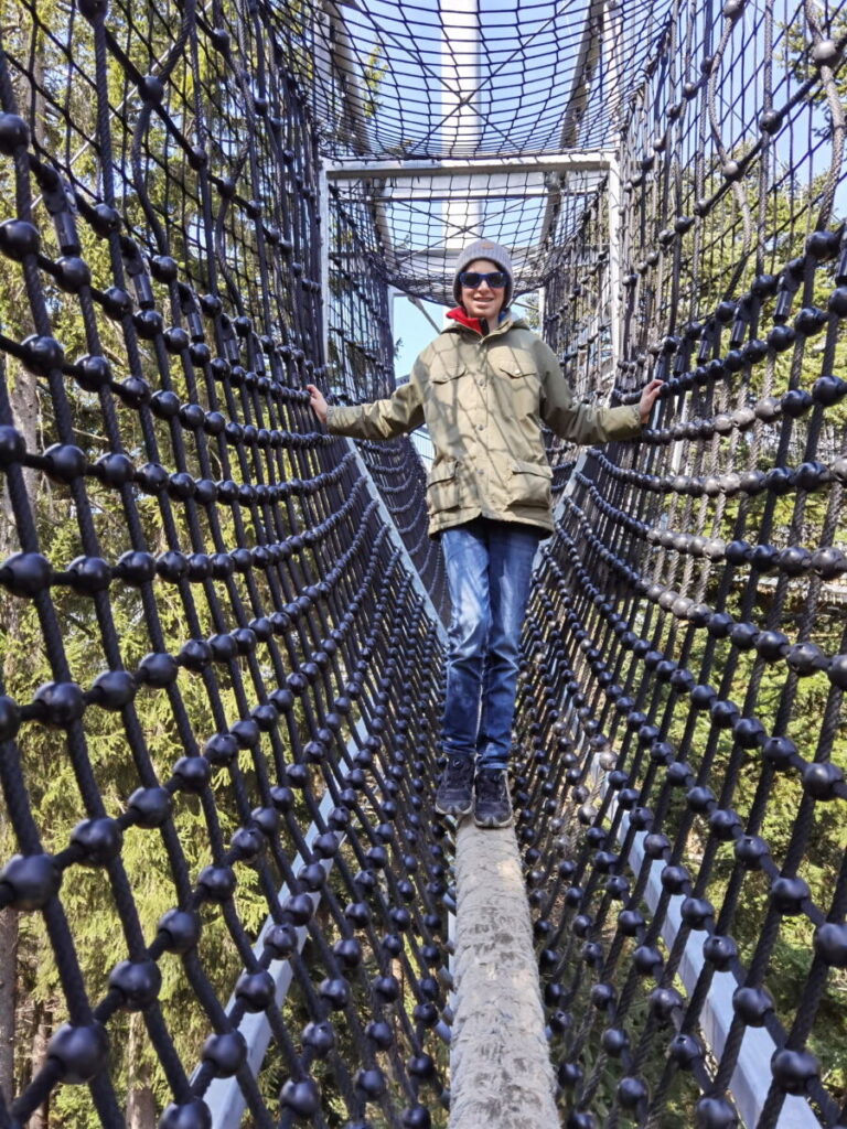 Skywalk Scheidegg Abenteuer für Kinder - durch die große Netzbrücke laufen