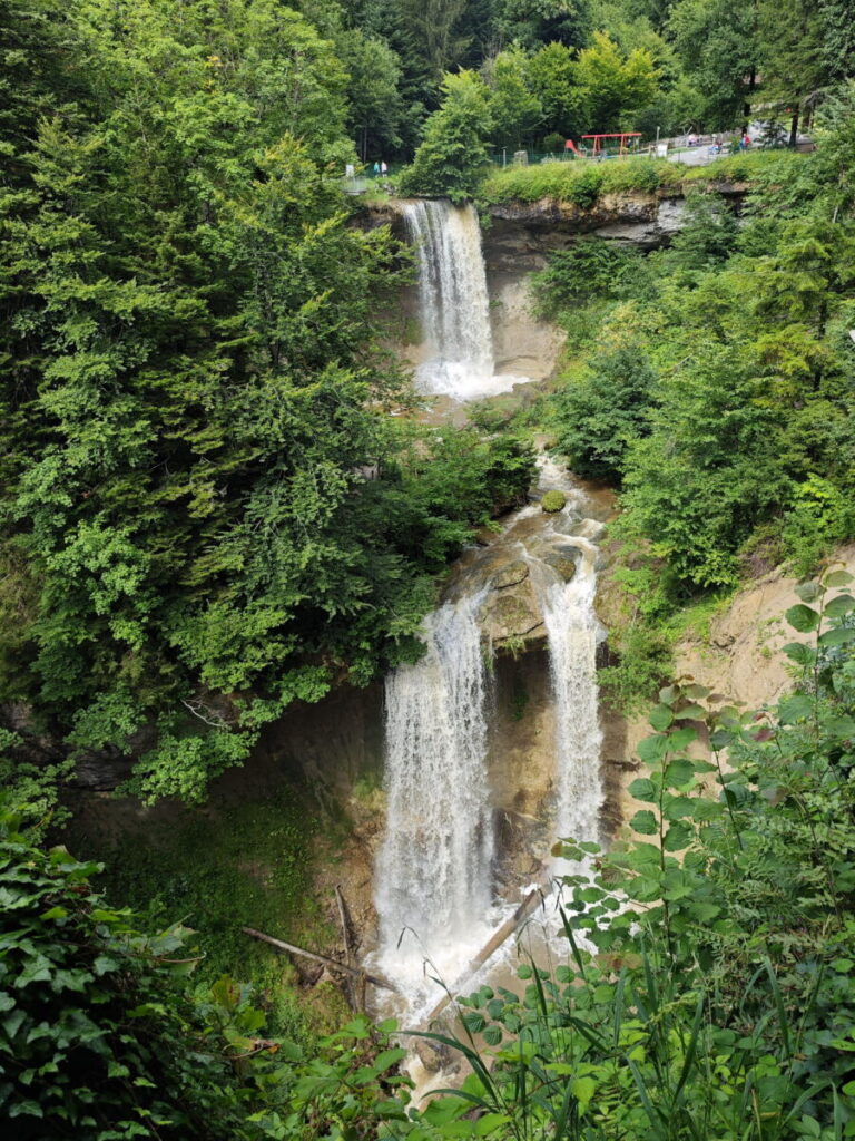 Scheidegger Wasserfälle Rundweg mit Blick auf den Großen Scheidegger Wasserfall